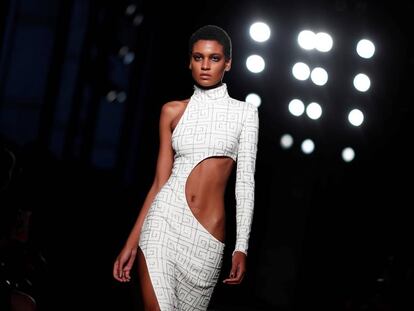 Una modelo presenta una creación de Guy Laroche durante la anterior edición de la Semana de la Moda de París, celebrada en septiembre pasado.