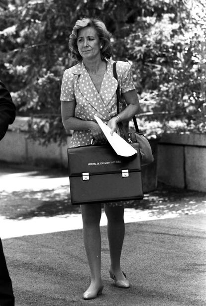 Esperanza Aguirre, ministra de Cultura y Educación, llega con la cartera de su ministerio, el 28 de junio de 1996.