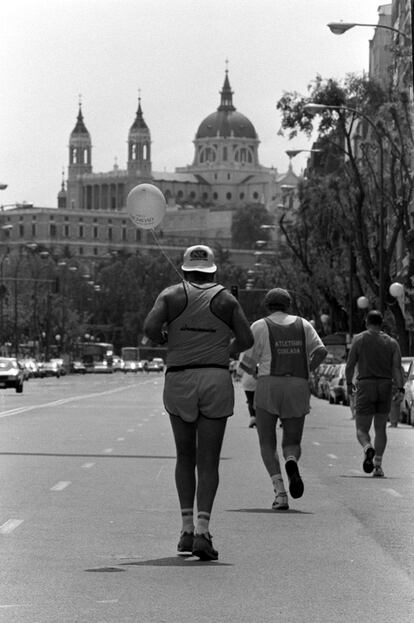XX Marat&oacute;n Popular de Madrid, organizado por MAPOMA. En la foto, algunos de los corredores a su paso por la avenida de Valladolid. Abril de 1997