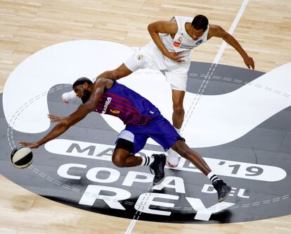 El jugador del Barcelona Lassa Singletoncae ante Randolph, del Real Madrid.