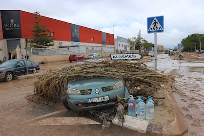 Un coche destrozado tras el paso de la dana en la entrada de Algemes (Valencia). 