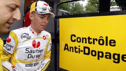 Riccardo Ricco a la salida del control antidopaje tras la novena etapa del Tour de 2008