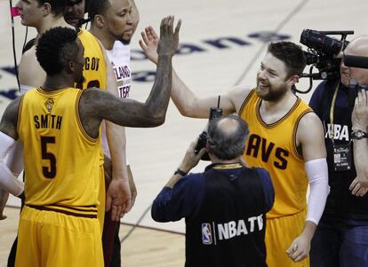 JR Smith y Dellavedova se felicitan tras el triunfo de los Cavaliers.