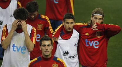 Sergio Ramos abraza a Jesús Navas mientras el grupo da por concluido el entrenamiento