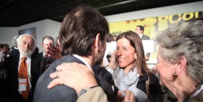 Oriol Pujol abraza a su esposa en un congreso de Converg&egrave;ncia Democratica de Catalunya.
