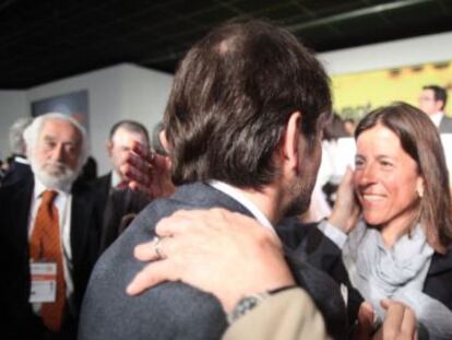 Oriol Pujol abraza a su esposa en un congreso de Converg&egrave;ncia Democratica de Catalunya.