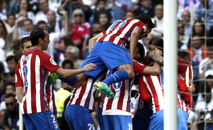 Los jugadores del Atl&eacute;tico celebran el gol de Griezmann que supuso el empate en el &uacute;ltimo derbi disputado en el Bernab&eacute;u.