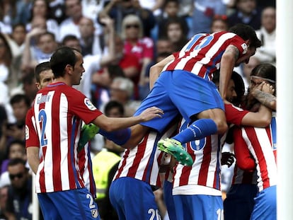 Los jugadores del Atl&eacute;tico celebran el gol de Griezmann que supuso el empate en el &uacute;ltimo derbi disputado en el Bernab&eacute;u.