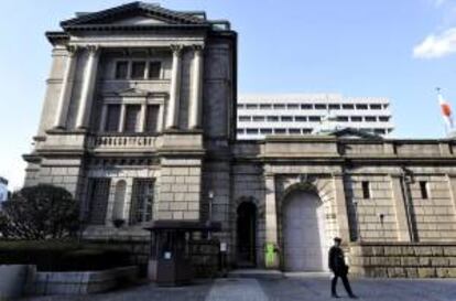 Una vista general de la entrada del Banco de Japón (BOJ) en Tokio. EFE/Archivo