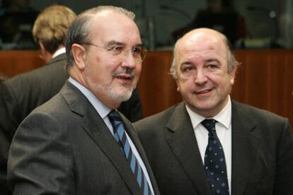 El ministro español de Economía, Pedro Solbes, junto al comisario europeo del mismo ramo, Joaquín Almunia, en Bruselas.