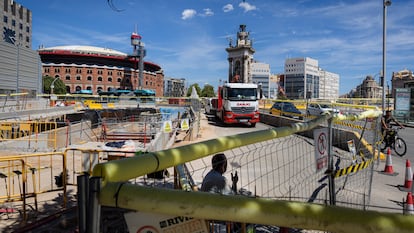 La plaza de España, donde se hacen trabajos para prolongar la L8 de Ferrocarrils, es uno de los puntos de Barcelona donde las obras afectan notablemente a la movilidad.