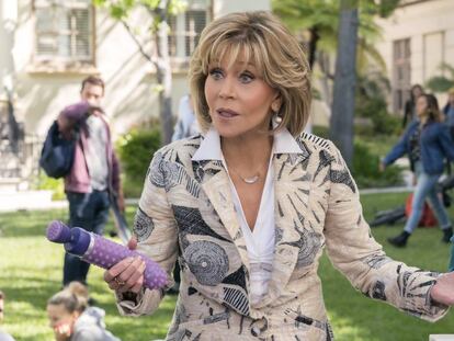 Jane Fonda, con un consolador en la mano en una escena de la serie 'Grace y Frankie'.