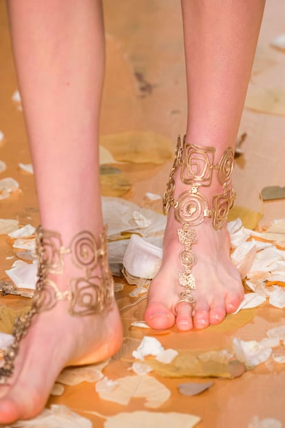 Los pies descalzos de Valentino. Maria Grazia Chiuri y Pier Paolo Piccioli, directores creativos, pasan de zapatos y prefieren vestir los pies solo con joyas.