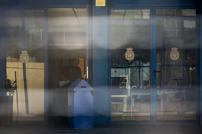 Agente de la policía en instalaciones del Ministerio del Interior.