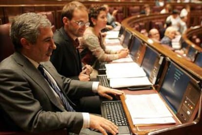 En primer plano, los diputados del Grupo Izquierda Verde Gaspar Llamazares y Joan Herrera.