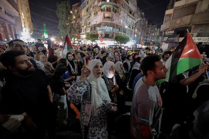 Manifestantes en frente de la embajada de EE UU en Beirut, la capital líbanesa tras el bombardeo del hospital Al-Ahli en Gaza el 17 de octubre, 2023. 