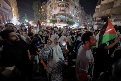 Manifestantes en frente de la embajada de EE UU en Beirut, la capital líbanesa tras el bombardeo del hospital Al-Ahli en Gaza el 17 de octubre, 2023.