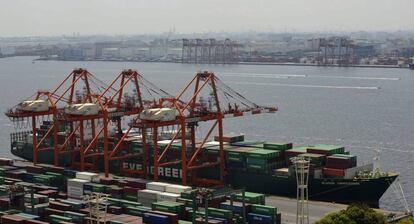 Un buque contenedor procede a su descarga en un puerto de Tokio, Jap&oacute;n.