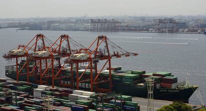 Un buque contenedor procede a su descarga en un puerto de Tokio, Japón.