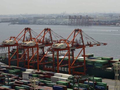 Un buque contenedor procede a su descarga en un puerto de Tokio, Jap&oacute;n.