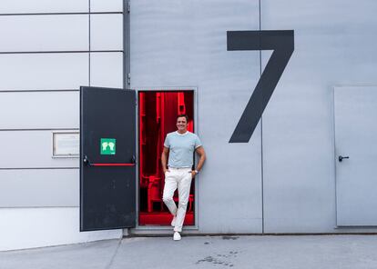 El presentador Ion Aramendi, en la entrada de uno de los platós de las instalaciones de Mediaset en Madrid este miércoles. 