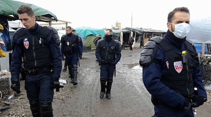 Un grupo de antidisturbios (CRS) de la policía francesa patrulla por el campamento de refugiados de Calais.