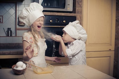 Niños disfrutan en la cocina.