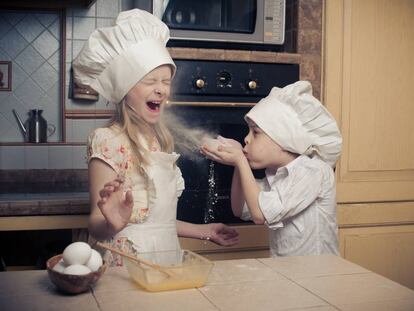 Niños disfrutan en la cocina.