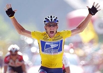 Armstrong festeja su victoria de ayer.