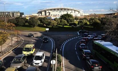 Avenida de Arcentales, ayer, en su tramo pr&oacute;ximo al estadio del Atl&eacute;tico de Madrid.