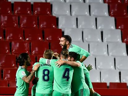 Los jugadores del Real Madrid celebran el gol de Mendy el lunes al Granada.