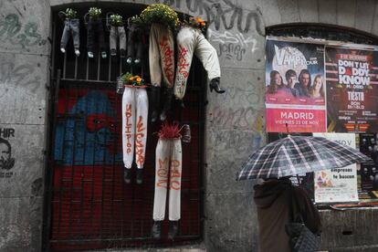 Los pantalones colgados en el antiguo patio maravillas en la calle Pez.