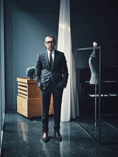 Sartori posa en exclusiva para ICON en las oficinas de Zegna en Milán. Lleva un traje de la línea Made to Measure de Ermenegildo Zegna, uno de los proyectos más importantes de la casa.