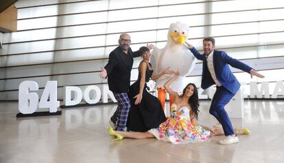 Los actores Arturo Valls, Almudena Cid, Belén Cuesta y José Corbacho en el photocall de "Storks" durante el 64 Festival de Cine de San Sebastián.