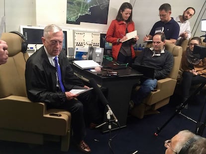 El secretario de Defensa, Jim Mattis, habla con los periodistas en el avi&oacute;n que le conduc&iacute;a a Om&aacute;n, el domingo.  