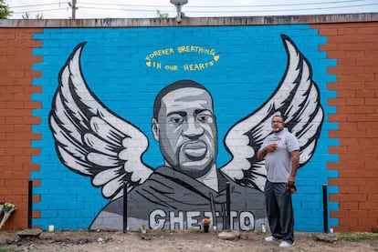 Otro mural en el lateral del supermercado Scott Food Mart en el Third Ward, Minneapolis, a cuya salida un policía mató a George Floyd. |