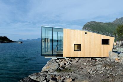 Con un tercio de su superficie sobre el mar de Noruega, en el archipiélago de Steigen, al norte de ese país, la cabaña de vidrio y madera ideada por Stinessen Arkitektur es poco más que un mirador que posa a sus inquilinos sobre el agua.
