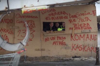 Trabajadores de Acerinox muestran el campamento montado en señal de protesta en el que llevan tres meses asentados.