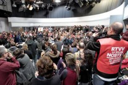 Los trabajadores de Radiotelevisión Valenciana en el estudio 3, el último que emitía en directo, del Centro de Producciones de Burjassot (Valencia), tras el corte definitivo de la señal ordenada por el Consell.