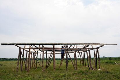 En el último mes, tan solo en el departamento de Cauca, se han registrado 30 tomas de terrenos. En la imagen, un hombre construye una casa sobre un terreno ocupado ilegalmente en Corinto, el 29 de agosto de 2022. 