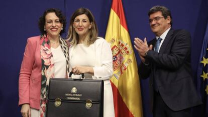 La nueva ministra de Trabajo, Yolanda Díaz, y el nuevo titular de la Seguridad Social, José Luis Escrivá.