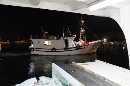 Un barco de pesca sale de madrugada desde Conil de la Frontera (Cádiz) rumbo a los caladeros de Marruecos, el pasado mes de mayo.
