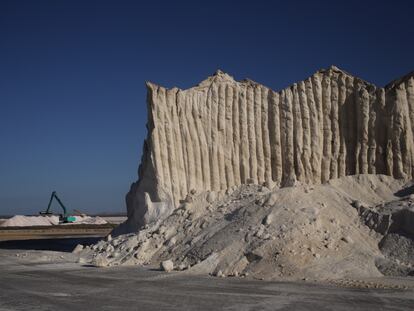 De las 2.500 hectáreas de salinas que Asal tiene en la Bahía de Cádiz, las de costa más grandes de España, salen en estos días 50.000 toneladas de sal para carreteras heladas por la ola de frío.