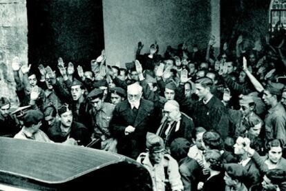 Unamuno saliendo de la Universidad de Salamanca tras su famoso enfrentamiento con Millán Astray en octubre de 1936.