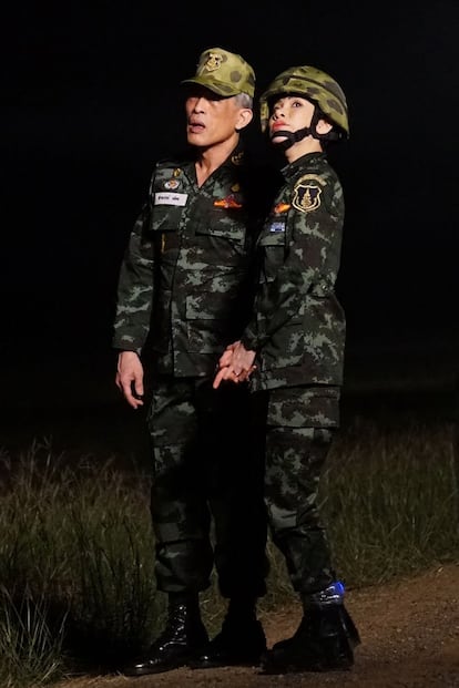 Sineenat Wongvajirapakdi, de 34 años, se convirtió en concubina real hace tres semanas, pero hasta ahora ejercía como militar. Es general mayor del Ejército tailandés, de ahí el tono de las imágenes.