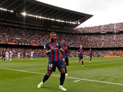 Barcelona's Memphis Depay celebrates after scoring his side's second goal during a Spanish La Liga soccer match between FC Barcelona and Elche CF at Camp Nou stadium in Barcelona, Spain, Saturday, Sept. 17, 2022. (AP Photo/Joan Monfort)