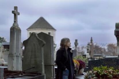 La escritora francesa de novela negra Fred Vargas, fotografiada entre las tumbas del cementerio de Montparnasse de París.