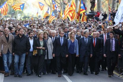 Artur Mas, arropado por miembros de su Gobierno y cientos de alcaldes, acude al Tribunal Superior de Justicia de Cataluna en octubre de 2015 para declarar como imputado por la convocatoria y organización de la consulta independentista del 9-N.