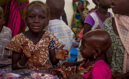Unas niñas dan palmas mientras cantan una canción en el DIAP de Kidjendji, Diffa, Níger. Octubre de 2016.