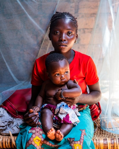 Joanita, madre de 15 años, con su hijo hijo Eridimilson, de cuatro meses.